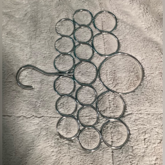 Inter design scarf/tie/belt organizer. 18 spaces - Picture 4 of 4